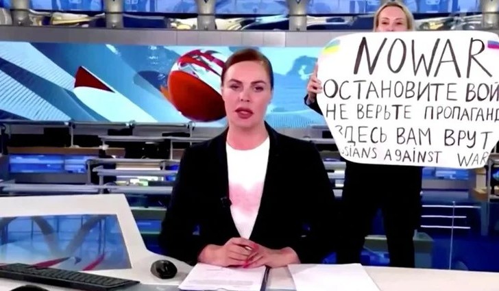 El 14 de marzo de 2022, una mujer ingresó a la transmisión el vivo de Channel One Russia con una pancarta con consignas contra la guerra en Ucrania. Foto: captura de pantalla / Channel One Russia