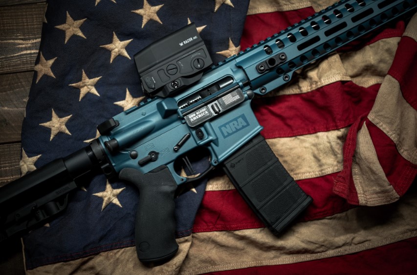 La Asociación Nacional del Rifle de EE.UU. (NRA) compartió esta imagen en su cuenta de Twitter con la leyenda: “Cuando el gobierno te dice que no necesitas un rifle AR-15, ¡necesitas un maldito AR-15!”