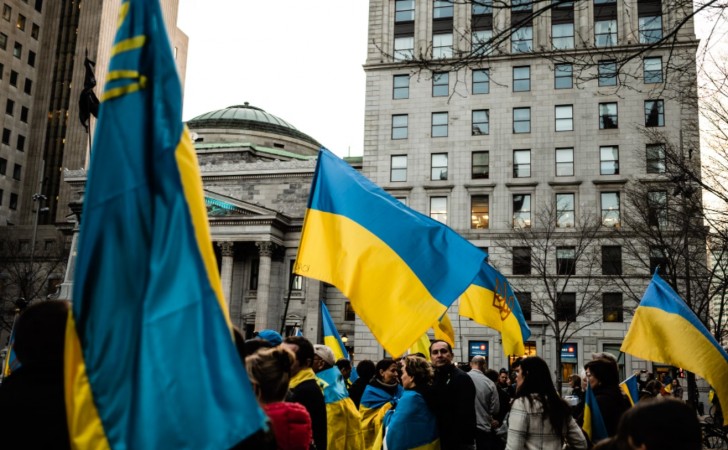 Manifestantes agitan banderas de Ucrania en una marcha en Quebec, Canadá, el pasado 10 de mayo. Foto: UNsplash / Ryunosuke Kikuno