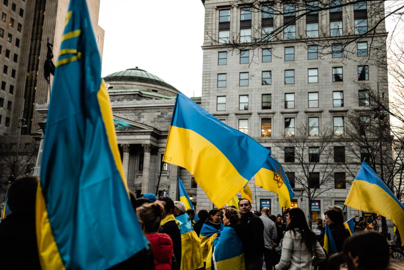 Manifestantes agitan banderas de Ucrania en una marcha en Quebec, Canadá, el pasado 10 de mayo de 2022. Foto: UNsplash / Ryunosuke Kikuno
