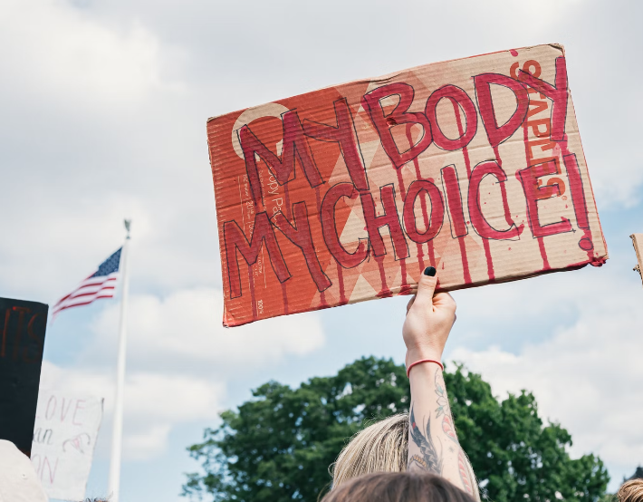 “Mi cuerpo, mi decisión”, reza una pancarta de una manifestante, que simula tener sangre, en una protesta este fin de semana frente a la Suprema Corte de Justicia en Washington DC. Foto: UNsplash / Gayatri Malhotra