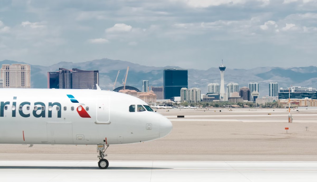 Un avión se prepara para salir del Aeropuerto Internacional McCarran, en la localidad de Paradise, Nevada, a 15 kilómetros de Las Vegas. Foto: UNsplash / Lukas Souza