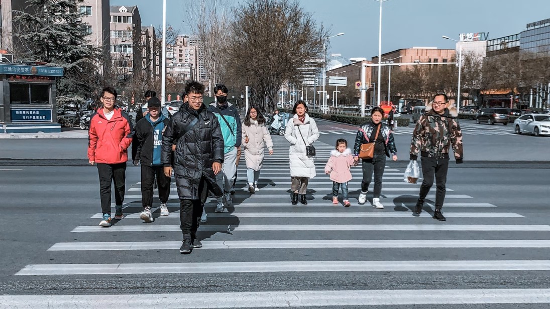 Un grupo de personas cruzan la calle en el centro de Wuhan, en la provincia de Hubei, China. Foto: UNsplash / Dylann Hendricks