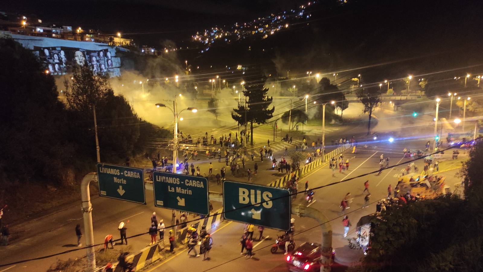Imágenes de choques entre manifestantes y la policía en el sector de El Trébol, en Quito. Foto cortesía de CONAIE