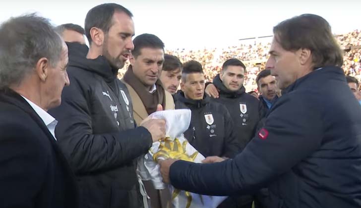 El presidente Lacalle entrega el Pabellón Nacional al capitán de la selección uruguaya de fútbol, Diego Godín.