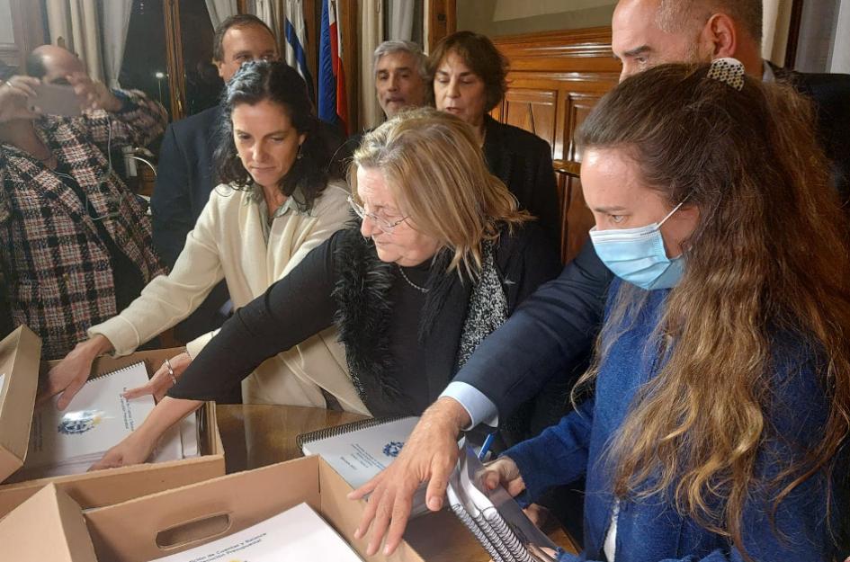 Government presented the Rendering of Accounts in Parliament. Read it in full here Azucena Arbeleche presented the text together with the interim Vice President of the Republic, Graciela Bianchi. Photo: Presidency of the Republic