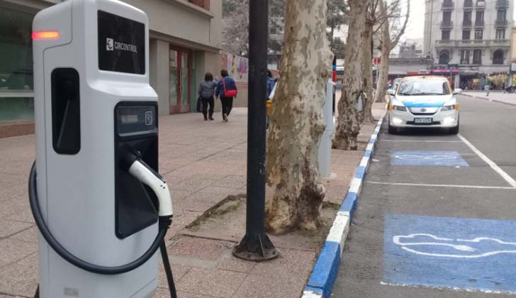 Montevideo incorpora más taxis eléctricos. Foto: LARED21.