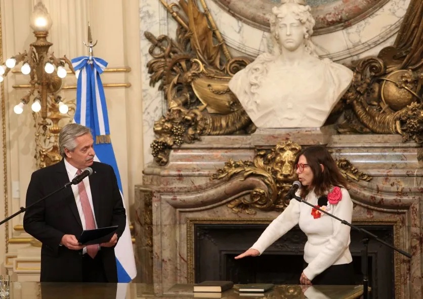 Silvina Batakis jurando como nueva ministra de Economía del gobierno de Alberto Fernández. Foto: Gobierno de Argentina