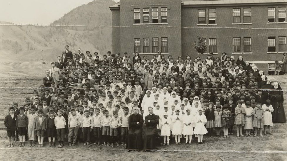 La escuela en Kamloops, fotografiada en 1937, podría albergar hasta 500 alumnos a la vez. Imagen de archivo
