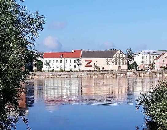 Un edificio en el exclave ruso Kaliningrado, fronterizo con Lituania, fue pintado con una "Z", símbolo que reivindica el ataque militar contra Ucrania. Foto cortesía del portal lituano Lituania Radio Televisión - LRT