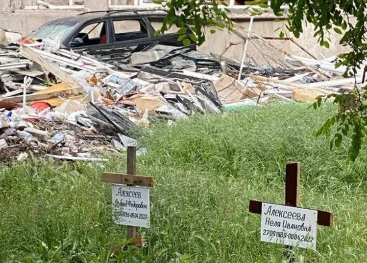 Carteles marcan lugares de entierro improvisados de víctimas de la guerra en Mariúpol. Foto: Twitter / zerkalo_io