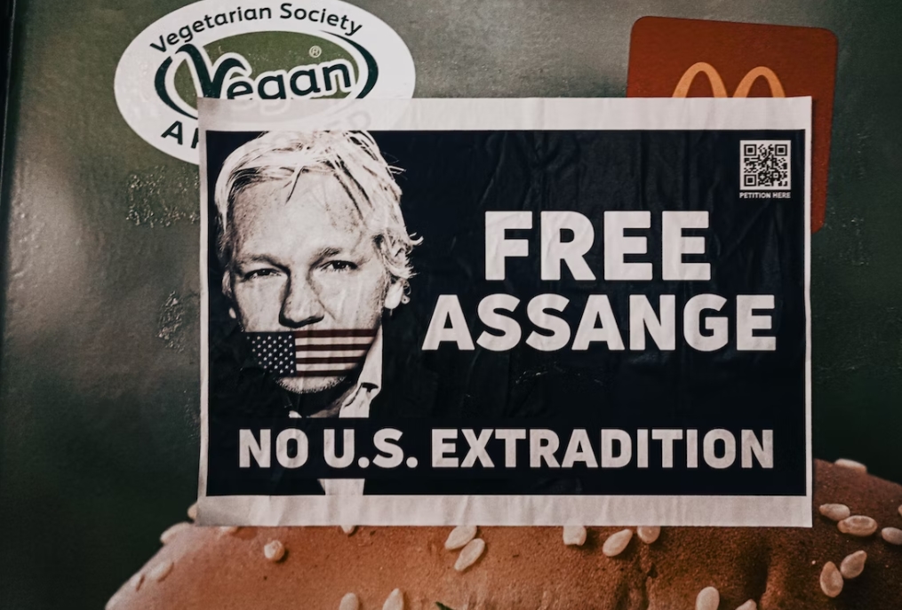 “Liberen a Assange. No a la extradición a Estados Unidos”, dice un cartel pegado en una pared en Londres. Foto de archivo: UNsplash / Samuel Regan-Asante