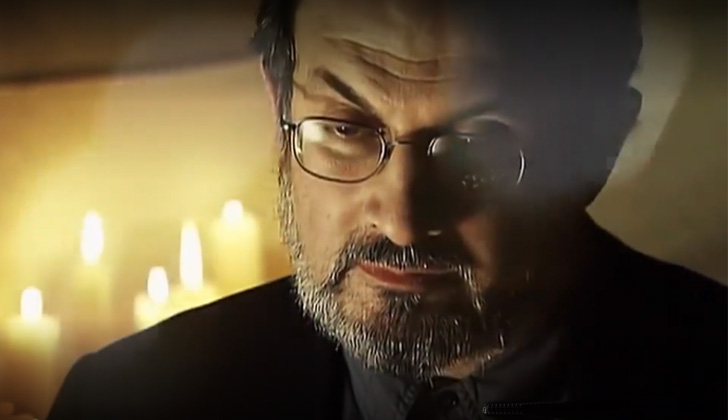 Salman Rushdie como protagonista en el video del tema musical "The Ground Beneath Her Feet" (El suelo bajo sus pies) de la banda de rock irlandesa U2.
