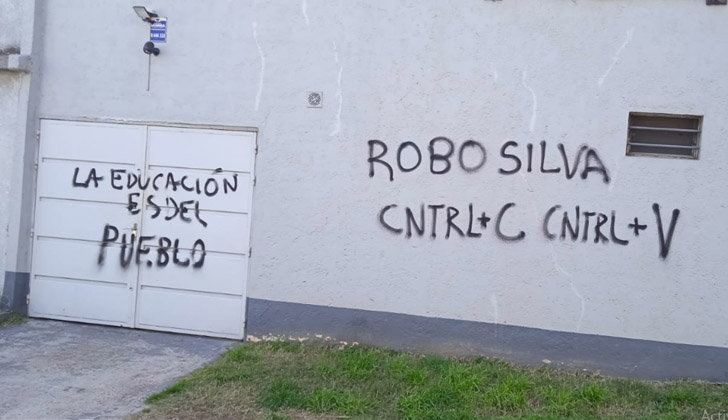 Graffiti in the house of Robert Silva.  Photo: Robert Silva/Twitter.