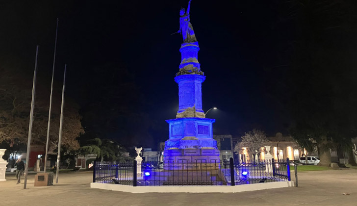 El monumento a la Independencia Nacional ubicado en la Plaza Asamblea se viste de azul en celebración del 197 aniversario de la declaración de la Independencia de la República Oriental Del Uruguay. Foto: Intendencia de Florida/Twitter.