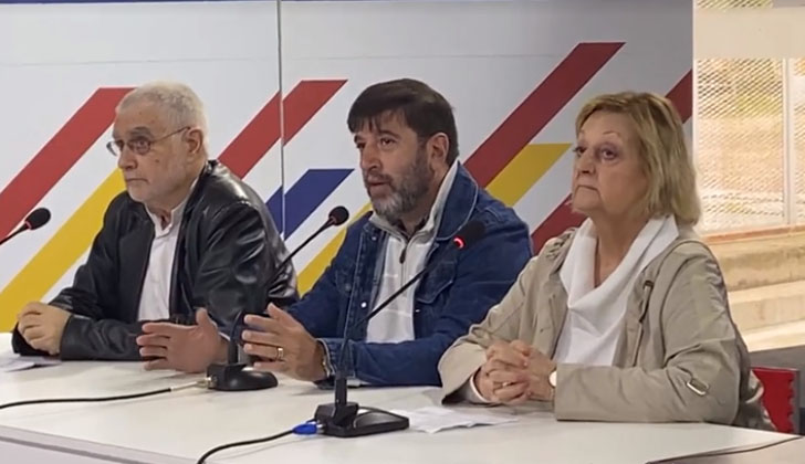 Former Undersecretary Benjamín Liberoff, the president of the Broad Front, Fernando Pereira, and the former Minister of Tourism, Liliam Kechician at a press conference.