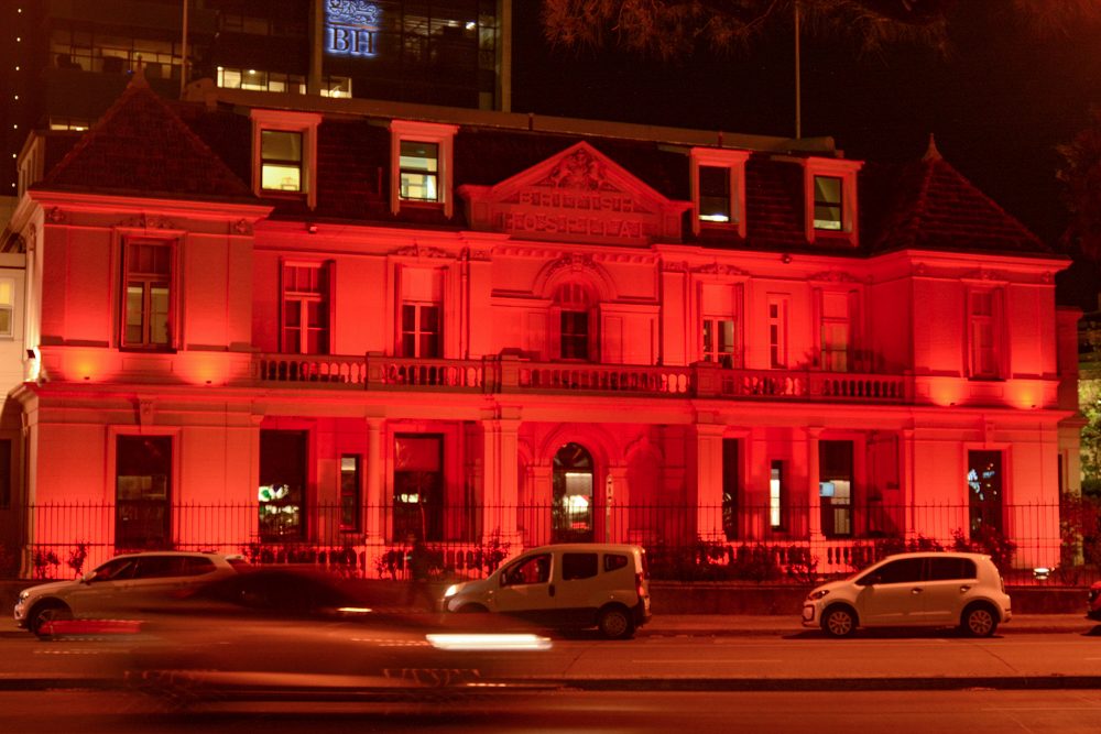 Hospital Británico iluminado de rojo en la Semana del Corazón 2022.