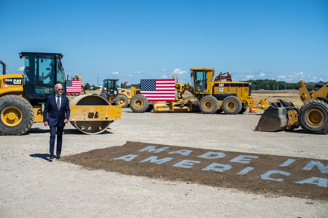 Joe Biden visita una fábrica de maquinaria pesada en Ohio. Foto: Twitter / POTUS