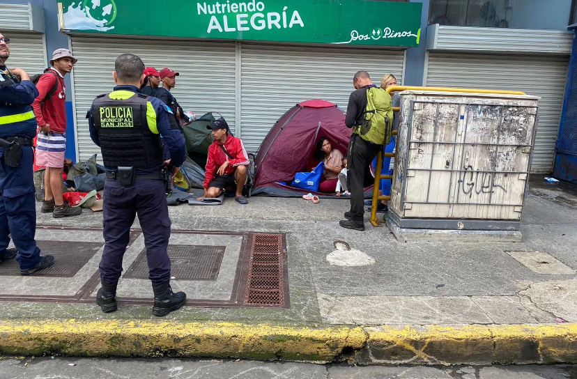 La policía revisa constantemente el estado de las y los migrantes que están instalados en las calles de Ciudad Quesada, en San Carlos, al norte de Costa Rica.