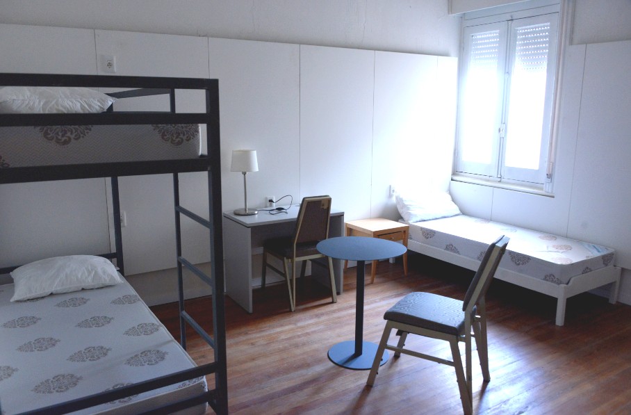 Las habitaciones de la Ciudad Universitaria Jorge Larrañaga tienen varias camas, algunas de ellas en forma de cucheta. Foto: Presidencia de la República.