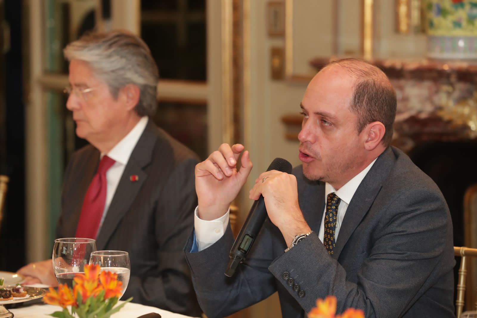 A la derecha, el ministro de Producción ecuatoriano, Julio José Prado Lucio-Paredes. Al fondo, el presidente Guillermo Laso. Foto: Gobierno de Ecuador