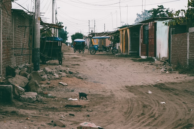 Una calle de un barrio carenciado la ciudad de Piura, en Perú. Foto de archivo: UNsplash / Leks Quintero