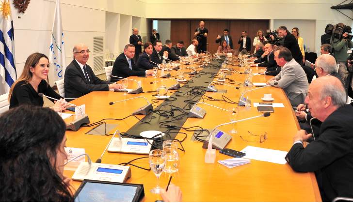 Lacalle Pou y sus ministros reunidos en el consejo de este jueves, en el que todos firmaron el proyecto. Foto Presidencia. 