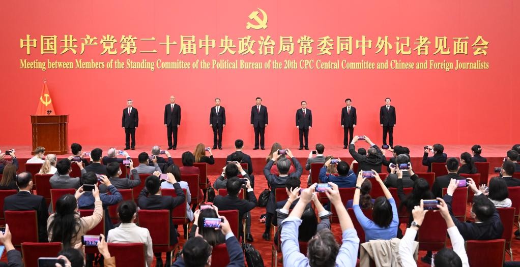 Xi Jinping (al centro) posa junto a los seis líderes del Politburó del Partido Comunista de China, recientemente eleto. Foto: Xinhua