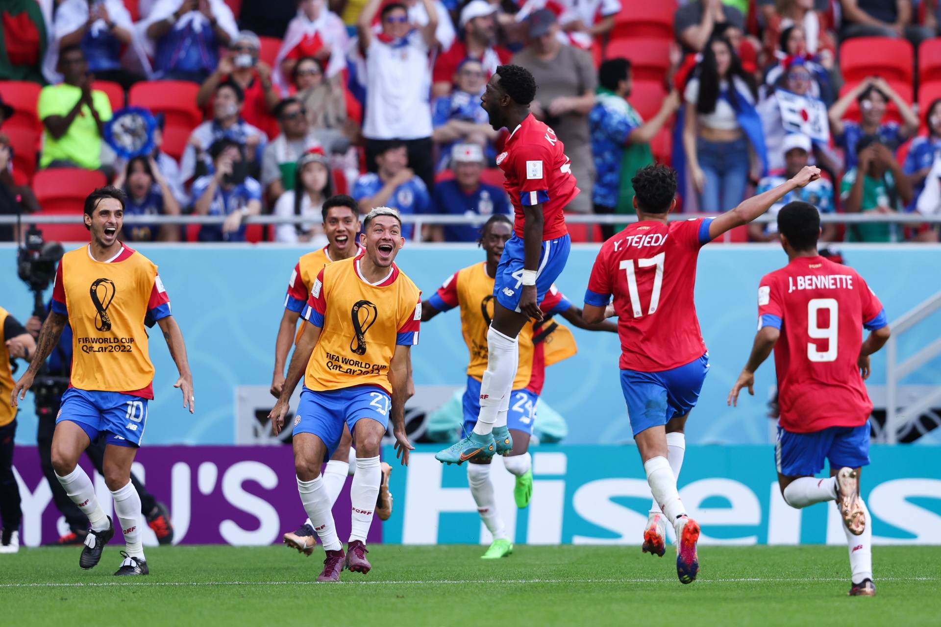 Keysher Fuller celebra con sus compañeros el único tanto que tiene Costa Rica hasta ahora en Catar 2022. Foto: FIFA