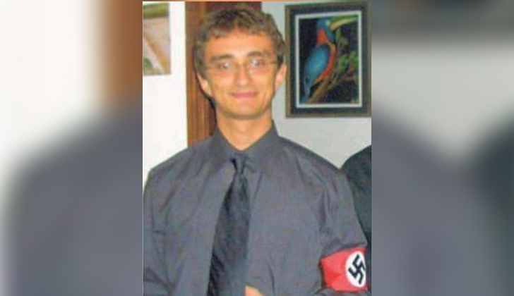Galeazzo Bignami en una foto de 2005 en la que se le ve vistiendo una insignia nazi.