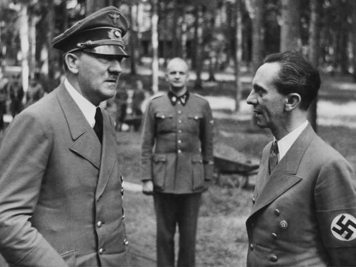 Adolf Hitler y Joseph Goebbels (derecha),  ministro de Información Pública y Propaganda. Foto cortesía de Colección NIOD, Amsterdam (Beeldbank WO2)