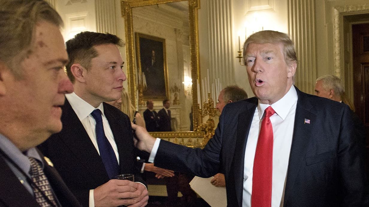 Donald Trump saludando a Elon Musk, después de que lo hiciera el asesor del exmandatario, Steve Bannon, en una fotografía de archivo. 