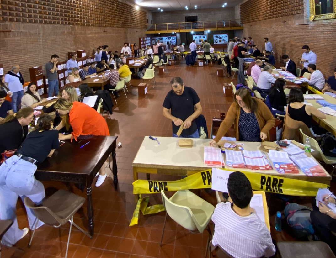 Batllistas prevailed in the youth elections of the Colorado Party Moment in which the votes were counted at the headquarters of the Colorado Party this Sunday.