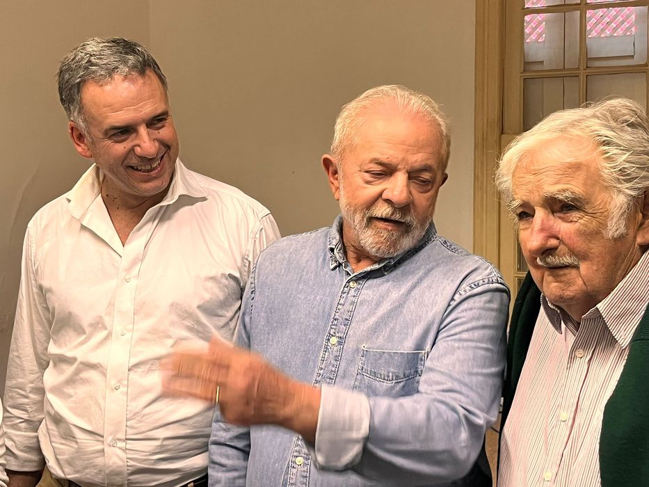 Yamandú Orsi (izq) acompañó a Mujica en su viaje a Brasil para encontrarse con Lula da Silva. Foto: MPP