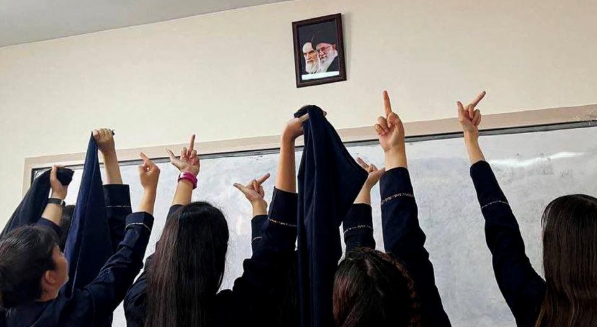 Mujeres iraníes se quitaron el velo e hicieron gestos de repudio a figuras del gobierno teocrático iraní, que ha intentado reprimir las manifestaciones por el asesinato de Mahsa Amini.