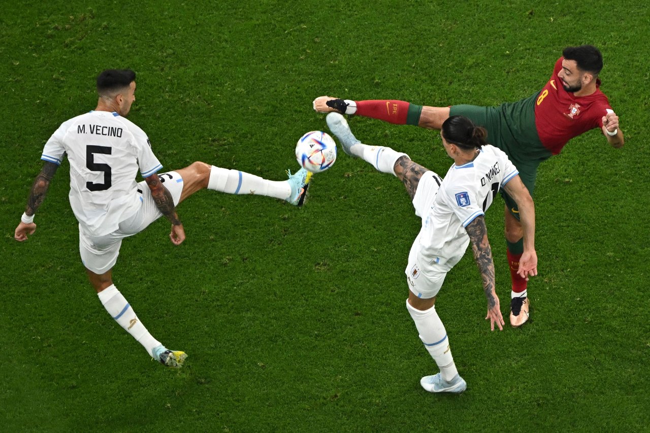 Matías Vecino y Darwin Nuñez tratan de robar el balón a Bruno Fernandes, autor de uno de los dos goles de Portugal. Foto: FIFA
