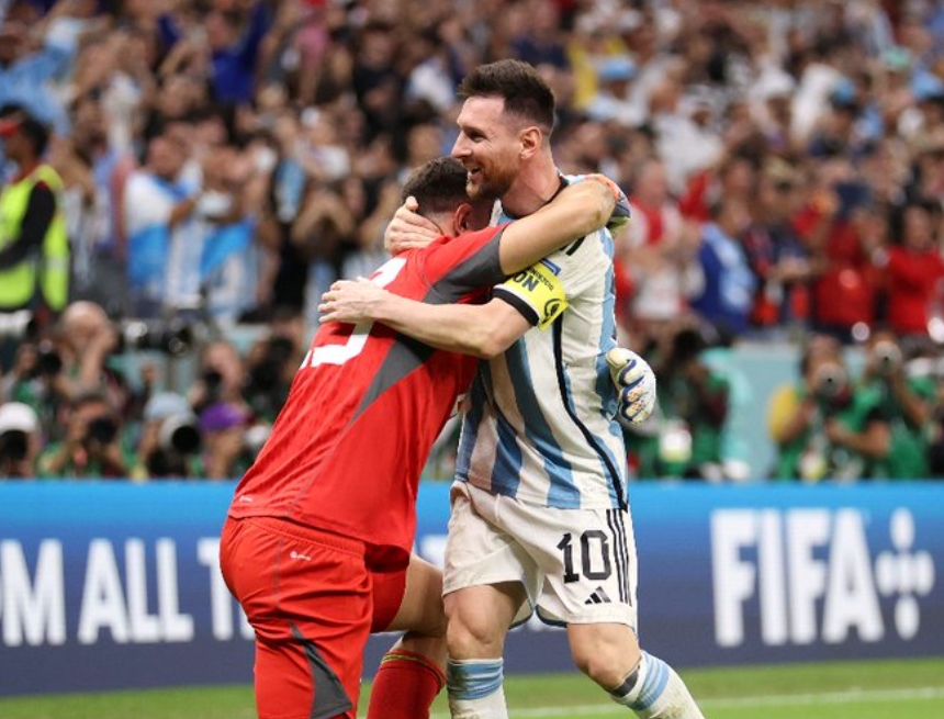 Messi y 'Dibu' Martínez se abrazan al confirmarse que clasificaban a las semifinales. Foto: FIFA