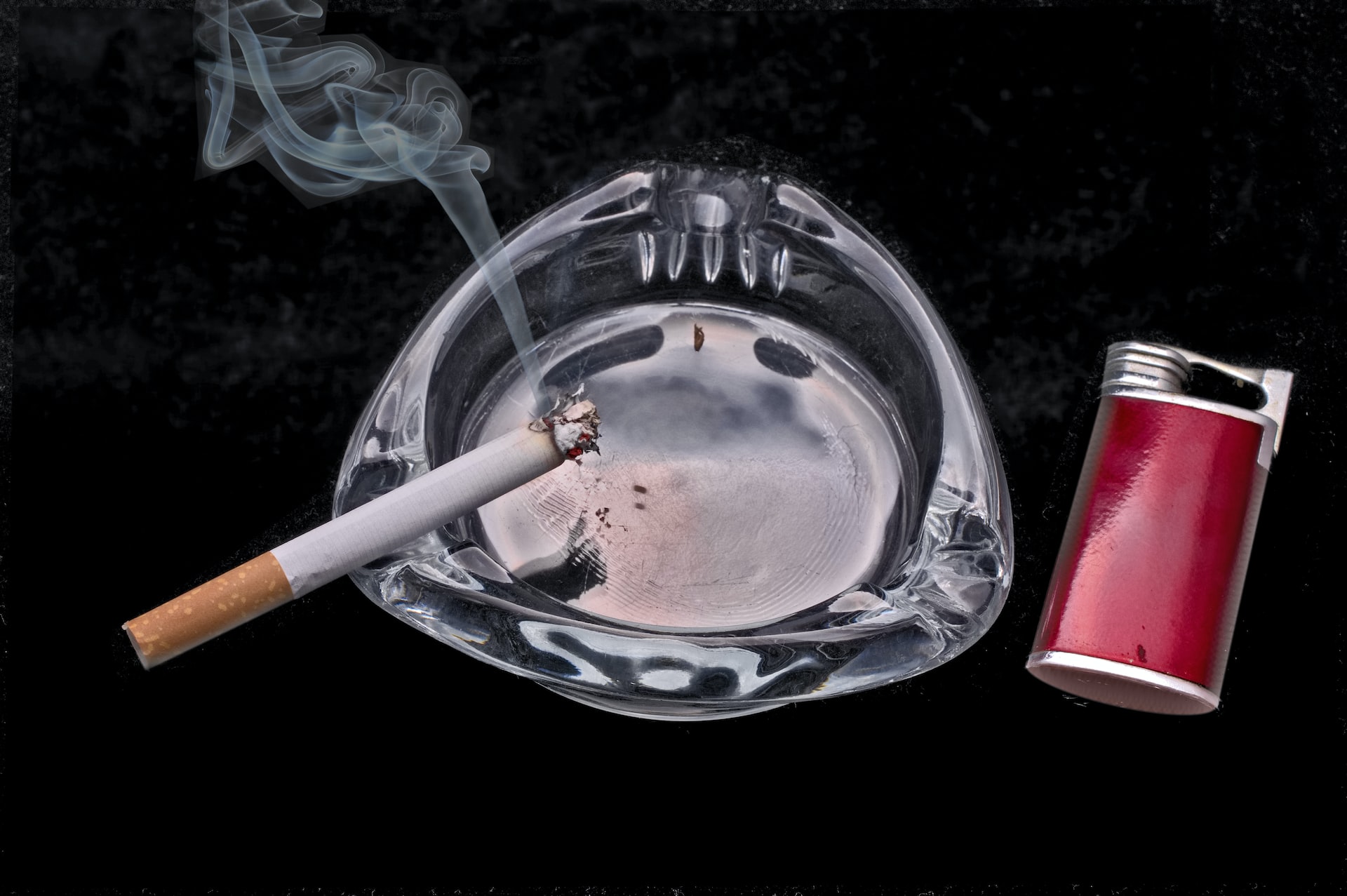 El cigarrillo es peligroso para el fumador y para sus allegados. Foto: UNsplash