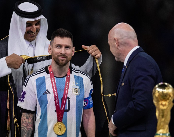 El emir de Qatar, Tamim bin Hamad Al Thani, coloca un bisht a Lionel Messi tras ganar la copa mundial. Foto: FIFA
