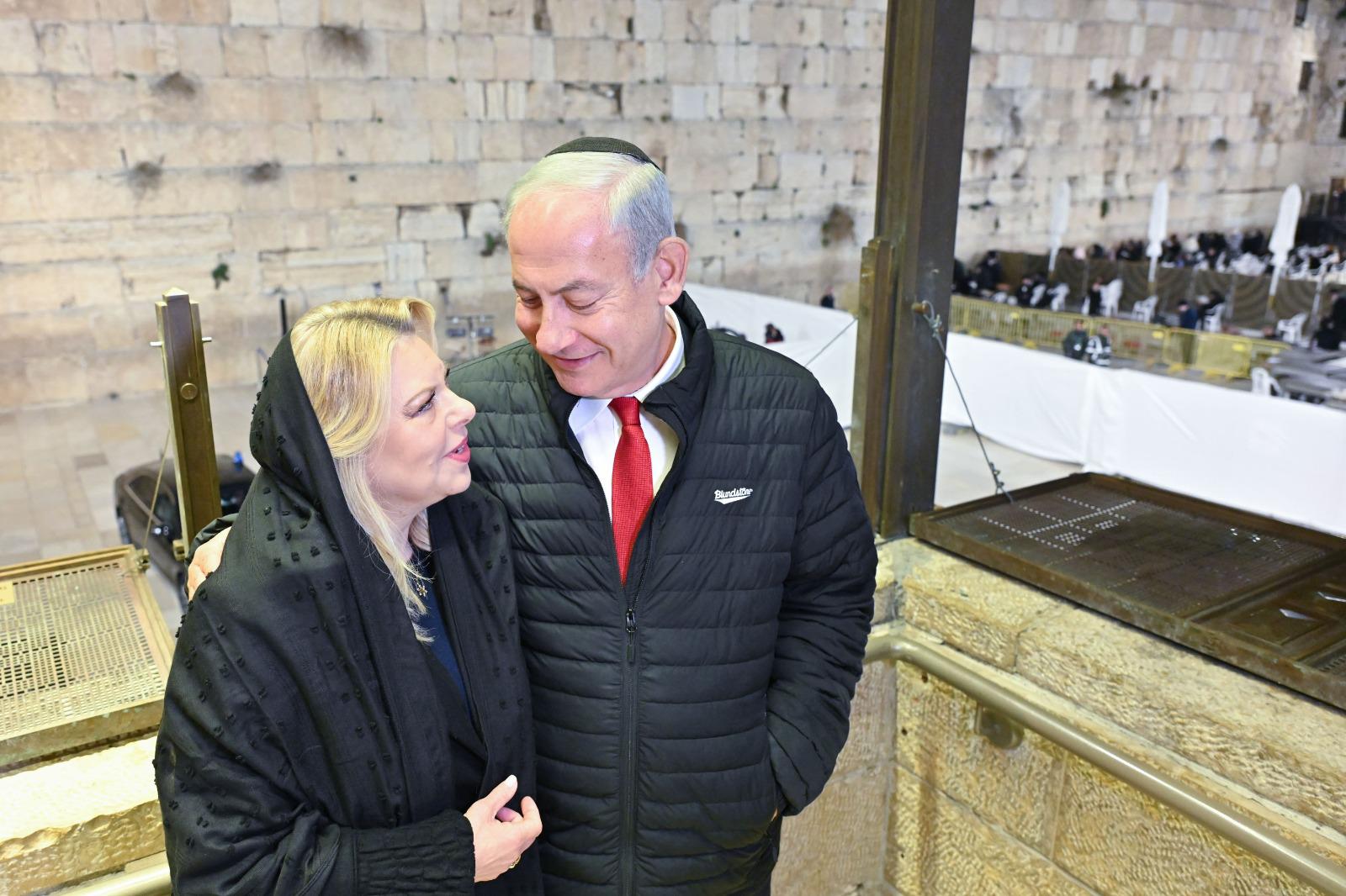 Benjamin Netanyahu junto a su esposa Sarah en el Muro de los Lamentos (Kotel), en Israel. Foto: Twitter / Netanyahu