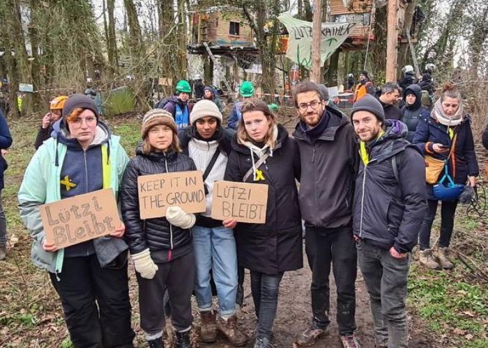 Greta Thunberg junto a decenas de jóvenes manifestantes contra la minería a cielo abierto en Alemania. 
