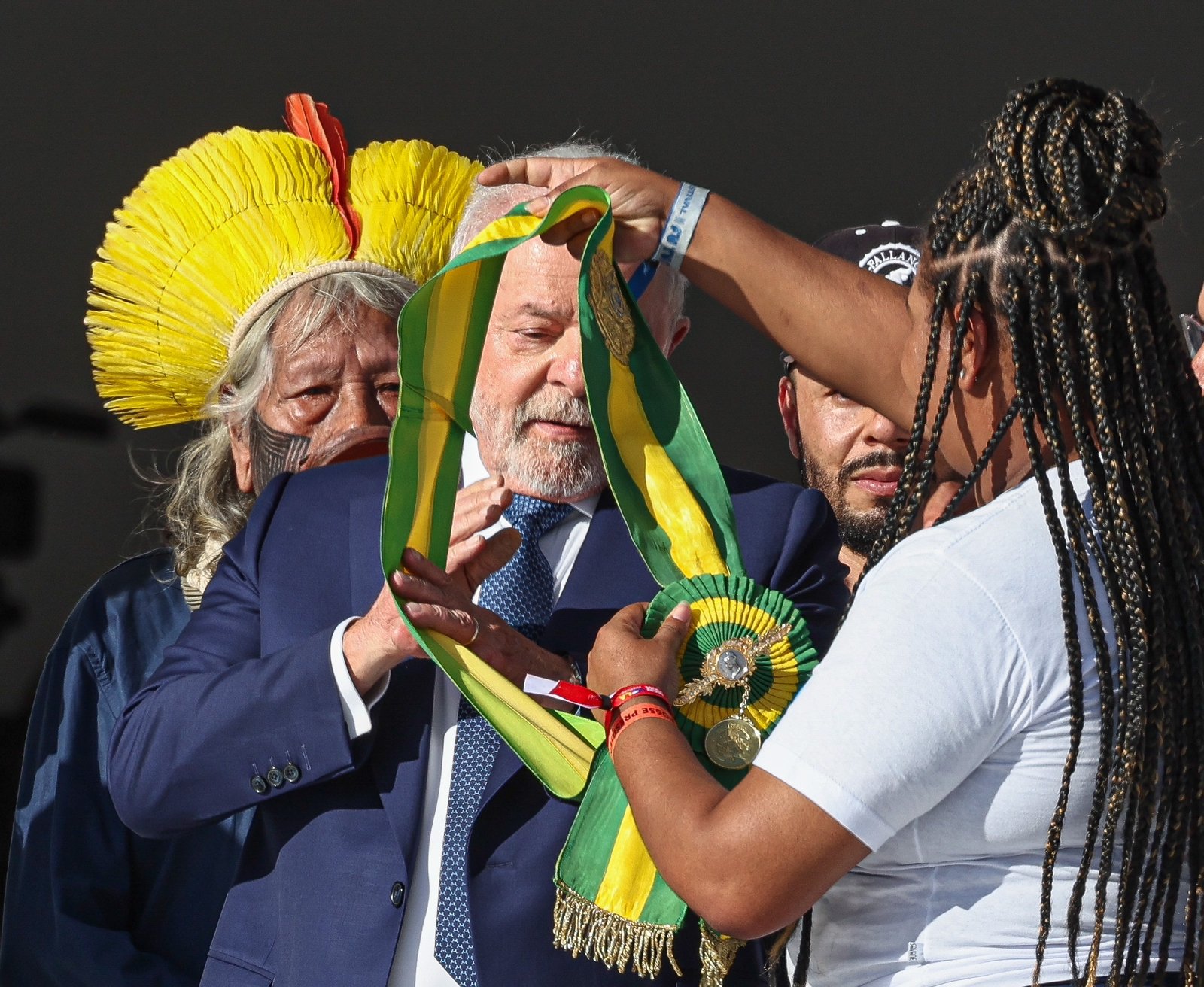 Ante el gesto antidemocrático de Bolsonaro, Lula da Silva recibió la banda presidencial de un grupo de representantes de colectivos de la sociedad civil brasileña. Foto cortesía de Ricardo Stuckert, fotógrafo oficial de Lula. 