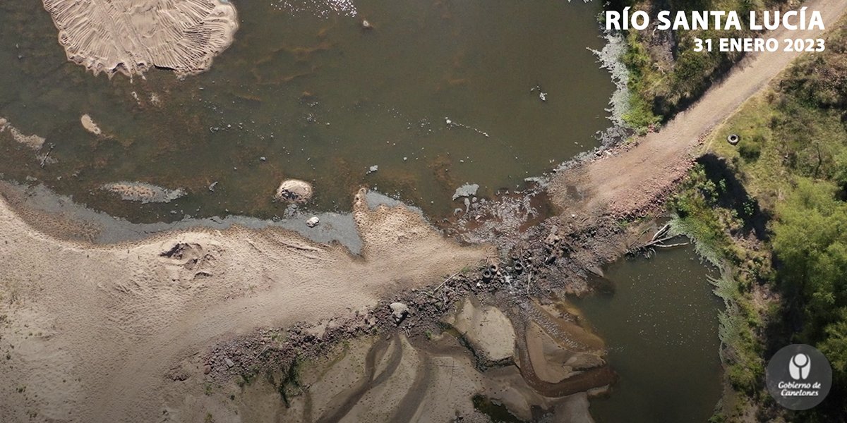 Fotos difundidas por la Intendencia de Canelones sobre el daño causado al Río Santa Lucía.