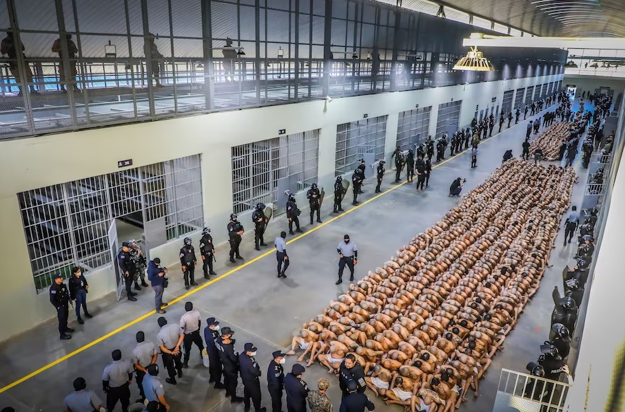 La mega cárcel de El Salvador, exclusiva para mareros. 