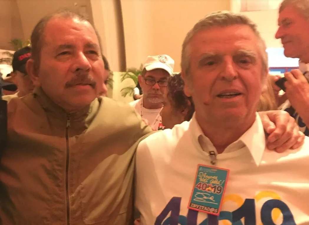 Mario Firmenich (der) junto a Daniel Ortega.