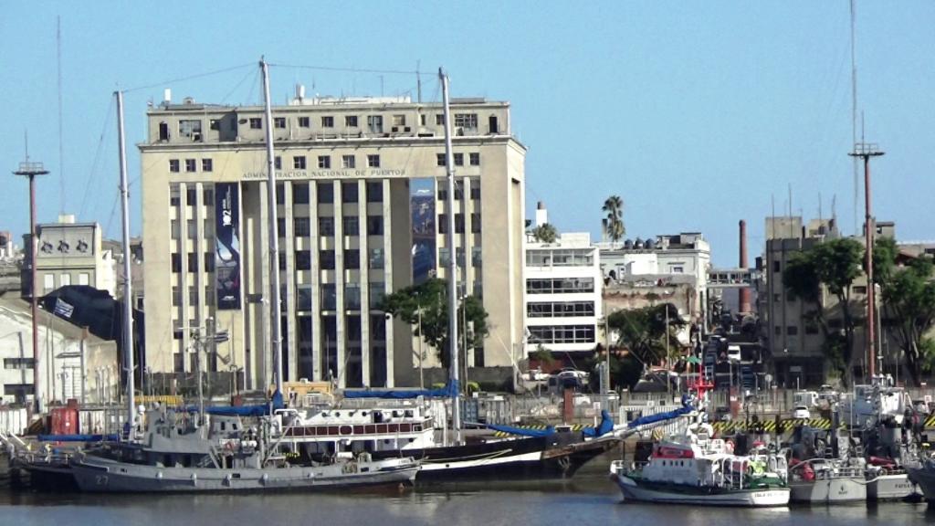 La Administración Nacional de Puertos fue demandada por Montecon. 