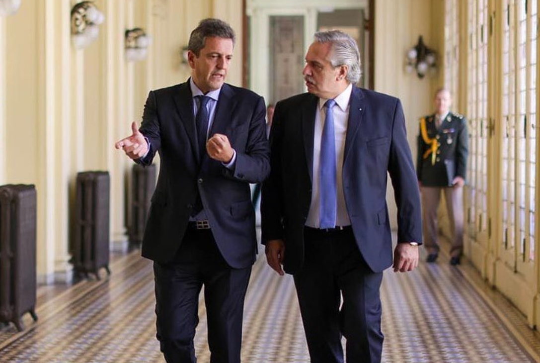 Alberto Fernández (der) junto a su actual ministro de Economía, Sergio Massa. 