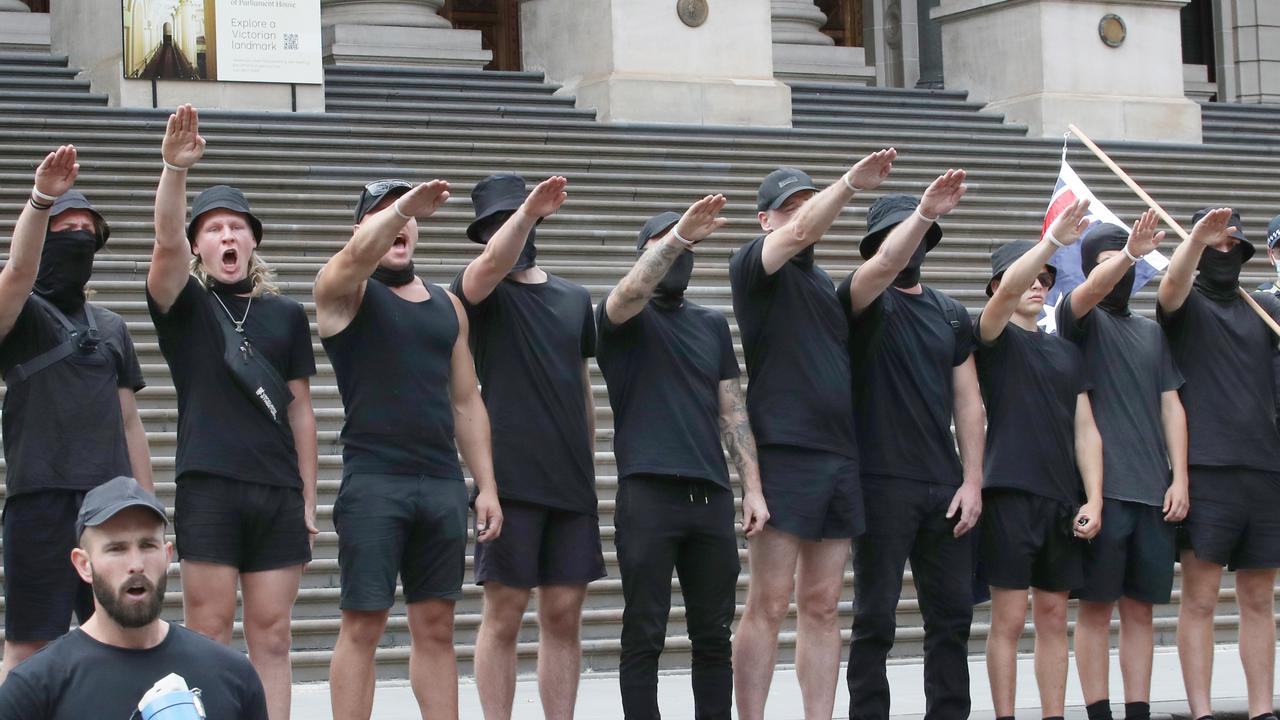 Los neonazis hicieron el saludo del brazo extendido frente al Parlamento de Melbourne. Foto cortesía de NCA NewsWire / David Crosling