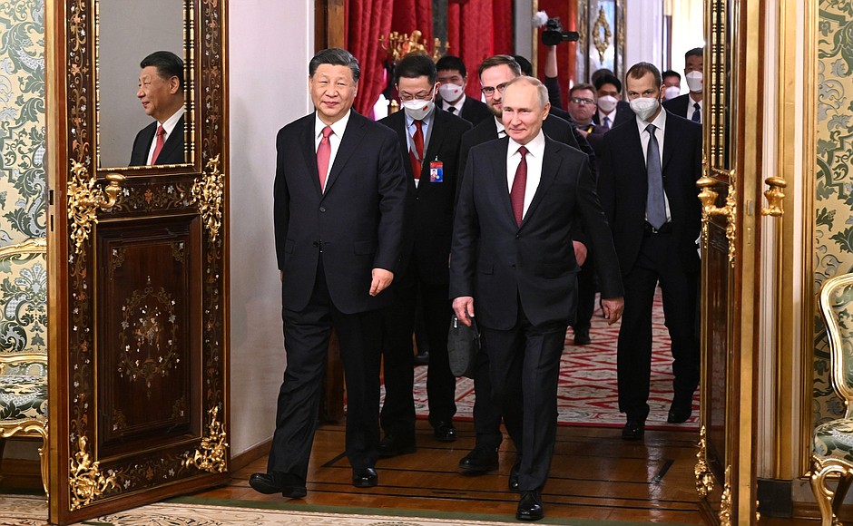 Xi Jinping visitó a Vladímir Putin el 21 de marzo de 2023, en medio de la requisitoria internacional contra el presidente ruso por supuesto delitos de lesa humanidad en Ucrania. 