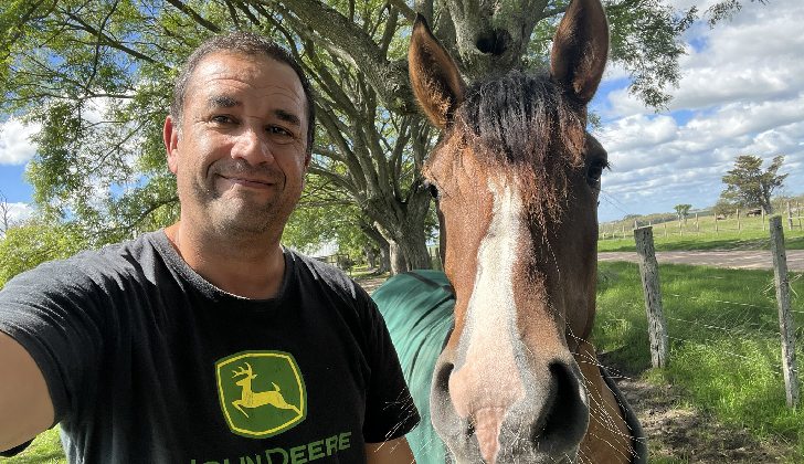 Da Silva says that the IAVA delegate is a "gurisito with typical adolescent romanticism" sebastian da silva